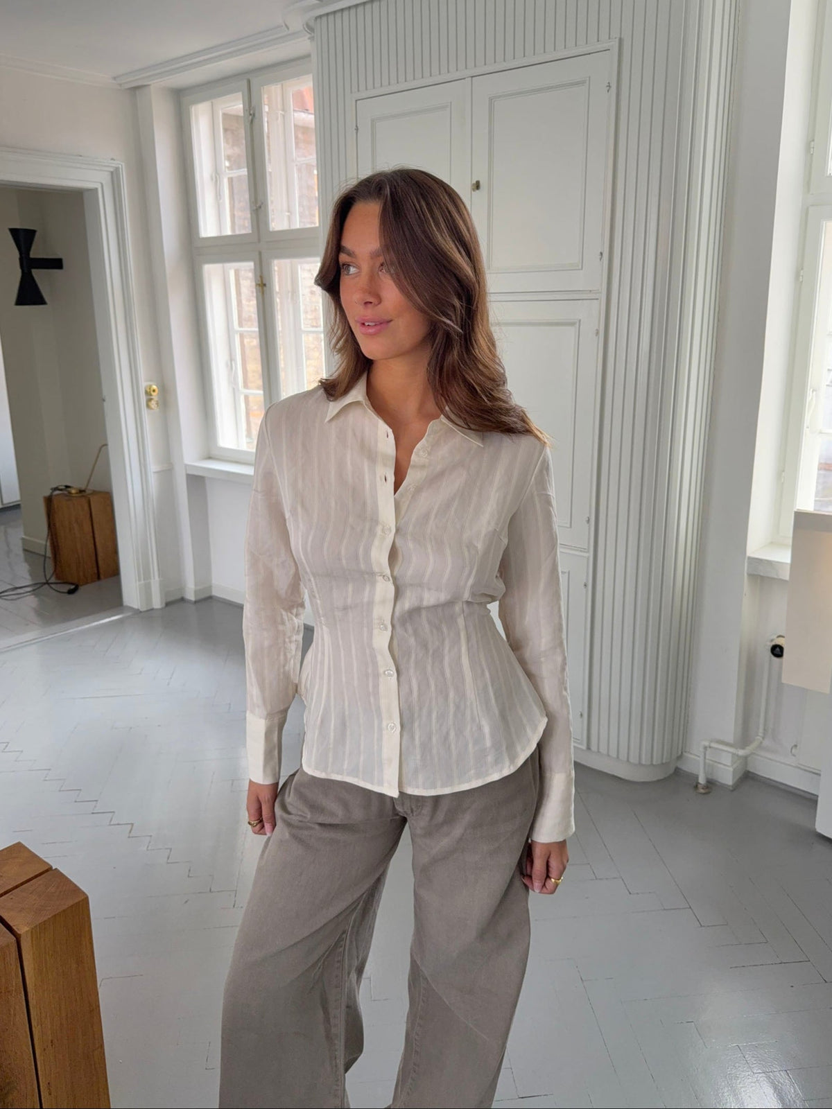 Alberte fitted shirt with stripes - White