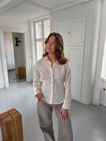 Alberte fitted shirt with stripes - White