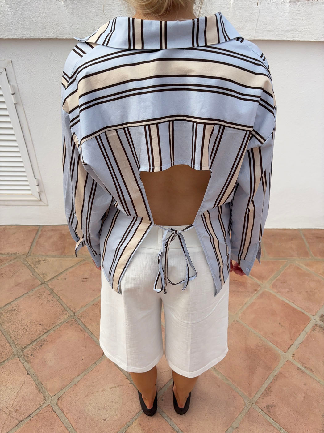 Miki striped shirt with open back - Light blue/beige