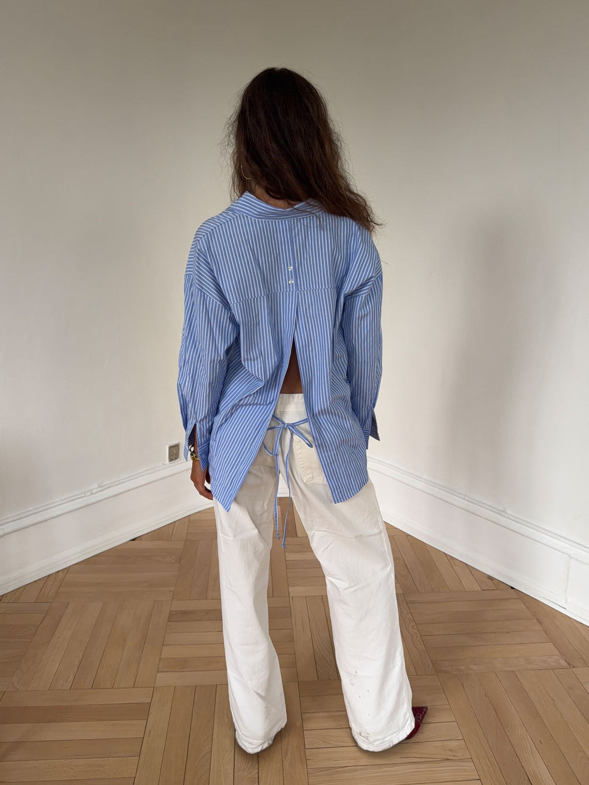 Vicka striped shirt with open back - Light blue/white