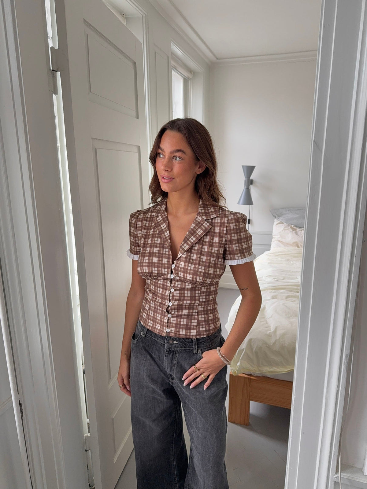Kassandra fitted shirt with checkers – Brown/white