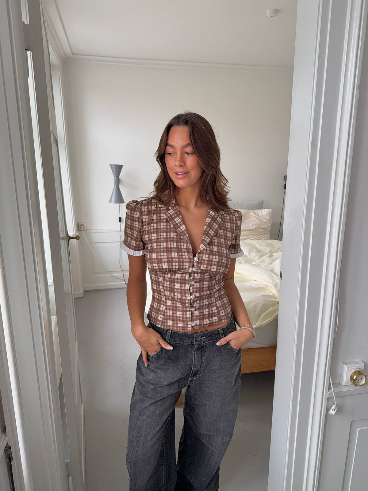 Kassandra fitted shirt with checkers – Brown/white