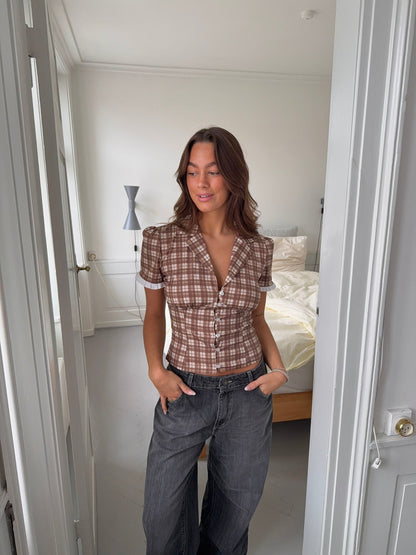 Kassandra fitted shirt with checkers – Brown/white